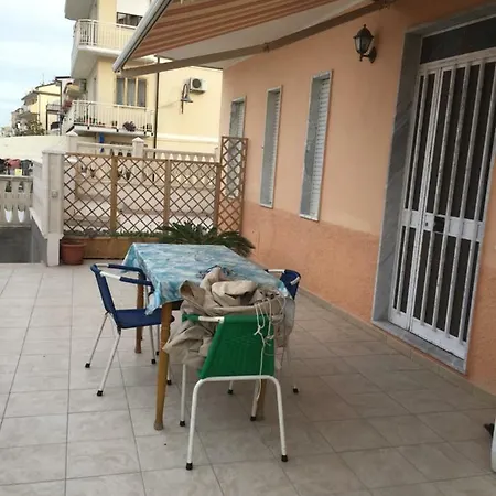 Piazza E Mare بيت للعطل