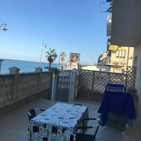 Piazza E Mare بيت للعطل